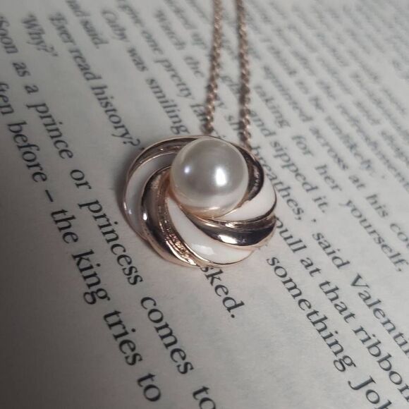 Pearl with Golden and White Swirl Necklace - Picture 3 of 9